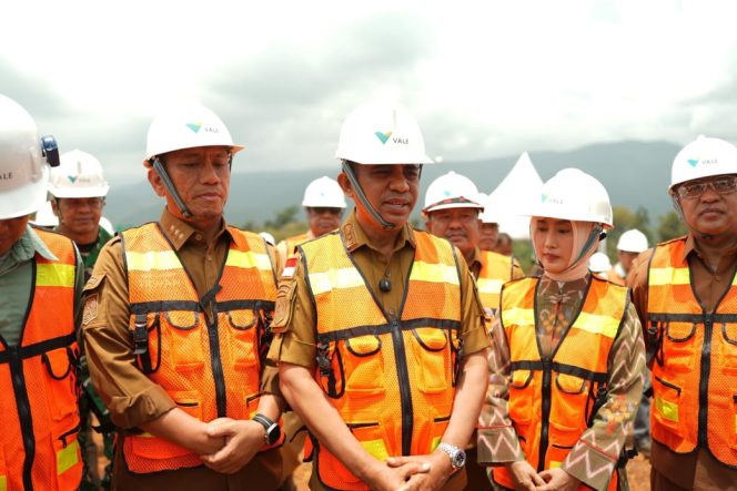 
 Gubernur Sulawesi Tengah Anwar Hafid meninjau proyek Bahodopi Blok 1 PT Vale Indonesia Tbk di Morowali. Foto: Tim Media Gubernur Sulteng 
