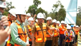 Gubernur Sulawesi Tengah Anwar Hafid bersama jajaran meninjau lokasi First Cut Ceremony Proyek Bahodopi Blok 1 PT Vale Indonesia di Morowali. Foto: Tim Media Gubernur Sulteng 

