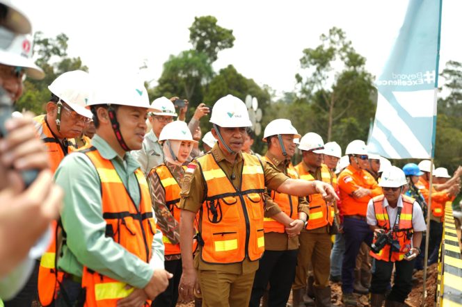 
 Gubernur Sulawesi Tengah Anwar Hafid bersama jajaran meninjau lokasi First Cut Ceremony Proyek Bahodopi Blok 1 PT Vale Indonesia di Morowali. Foto: Tim Media Gubernur Sulteng 
