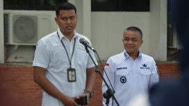 Pegawai Setda Palu, Ari Hendro Priyono, menyampaikan pesan kedisiplinan dalam apel pagi yang dipimpin Wali Kota Palu Hadianto Rasyid, Rabu, 10 September 2025. Foto: Imron/Pemkot Palu 