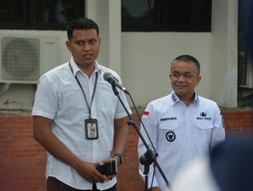 Pegawai Setda Palu, Ari Hendro Priyono, menyampaikan pesan kedisiplinan dalam apel pagi yang dipimpin Wali Kota Palu Hadianto Rasyid, Rabu, 10 September 2025. Foto: Imron/Pemkot Palu 