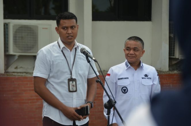 
 Pegawai Setda Palu, Ari Hendro Priyono, menyampaikan pesan kedisiplinan dalam apel pagi yang dipimpin Wali Kota Palu Hadianto Rasyid, Rabu, 10 September 2025. Foto: Imron/Pemkot Palu 
