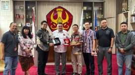 Tim Telkom Sulbagteng bersama Rektor Universitas Tadulako usai pertemuan dalam rangka Hari Pelanggan Nasional 2025 di Palu. Foto: Telkom Sulbagteng 