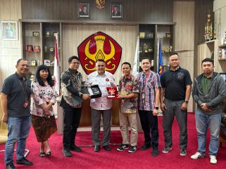 Tim Telkom Sulbagteng bersama Rektor Universitas Tadulako usai pertemuan dalam rangka Hari Pelanggan Nasional 2025 di Palu. Foto: Telkom Sulbagteng 