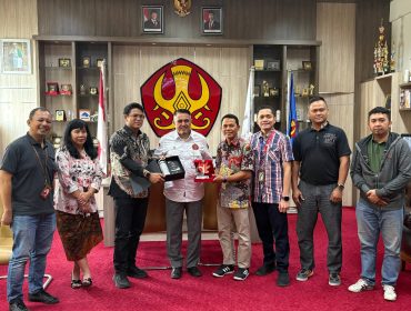 Tim Telkom Sulbagteng bersama Rektor Universitas Tadulako usai pertemuan dalam rangka Hari Pelanggan Nasional 2025 di Palu. Foto: Telkom Sulbagteng 