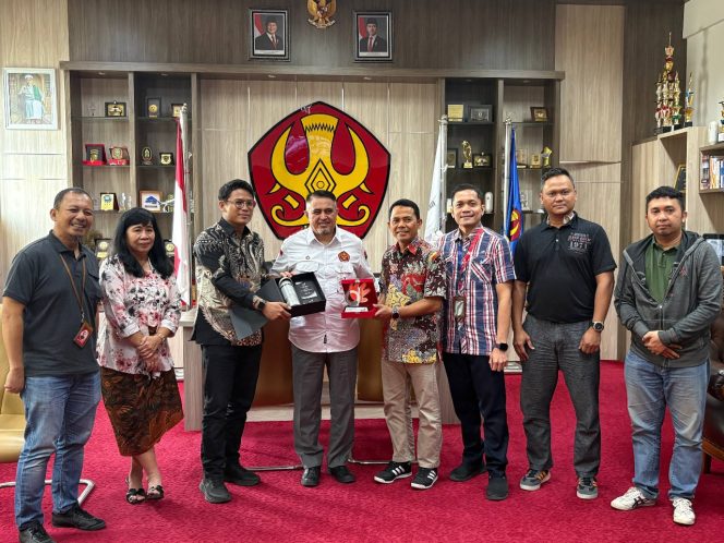 
 Tim Telkom Sulbagteng bersama Rektor Universitas Tadulako usai pertemuan dalam rangka Hari Pelanggan Nasional 2025 di Palu. Foto: Telkom Sulbagteng 