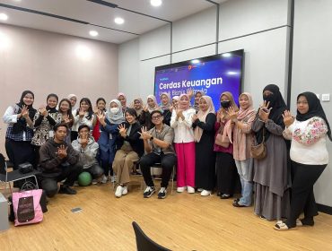 Peserta pelatihan “Cerdas Keuangan untuk Bisnis Pemula” Telkom Witel Sulbagteng berpose bersama usai sesi materi di Palu, Kamis, 11 September 2025. Foto: Dok. Telkom 