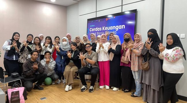 Peserta pelatihan “Cerdas Keuangan untuk Bisnis Pemula” Telkom Witel Sulbagteng berpose bersama usai sesi materi di Palu, Kamis, 11 September 2025. Foto: Dok. Telkom 