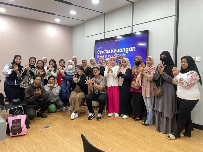 
 Peserta pelatihan “Cerdas Keuangan untuk Bisnis Pemula” Telkom Witel Sulbagteng berpose bersama usai sesi materi di Palu, Kamis, 11 September 2025. Foto: Dok. Telkom 
