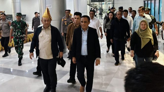 
 Kepala Badan Gizi Nasional (BGN) RI, Dadan Hindayana, tiba di Bandara Mutiara Sis Al Jufri, Palu, Kamis pagi, 25 September 2025. Foto: Tim Media Gubernur Sulteng 