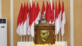 Sekdaprov Sulawesi Tengah, Novalina, menyampaikan sambutan pada Rapat Paripurna DPRD Sulteng, Senin (29/9). Foto: Tim Media Gubernur Sulteng 
