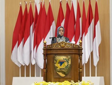 Sekdaprov Sulawesi Tengah, Novalina, menyampaikan sambutan pada Rapat Paripurna DPRD Sulteng, Senin (29/9). Foto: Tim Media Gubernur Sulteng 
