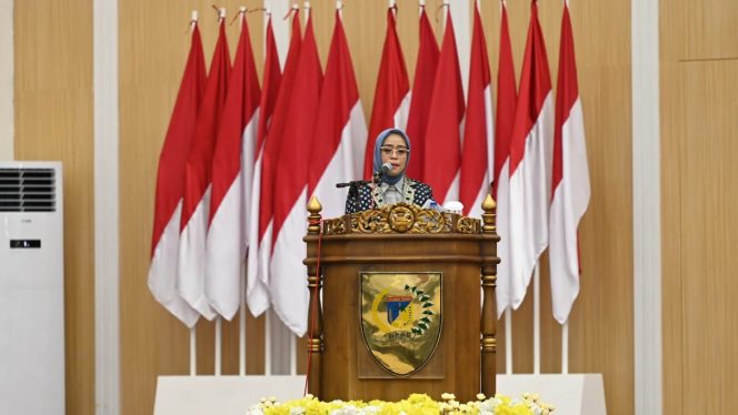 
 Sekdaprov Sulawesi Tengah, Novalina, menyampaikan sambutan pada Rapat Paripurna DPRD Sulteng, Senin (29/9). Foto: Tim Media Gubernur Sulteng 
