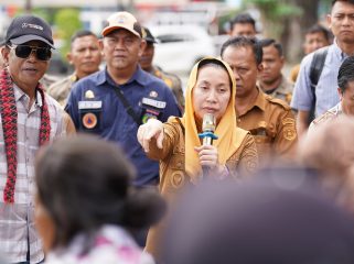 Imelda Liliana Muhidin Hadapi Demonstran Penyintas Bencana Palu. Foto: Dok. Pemkot Palu 