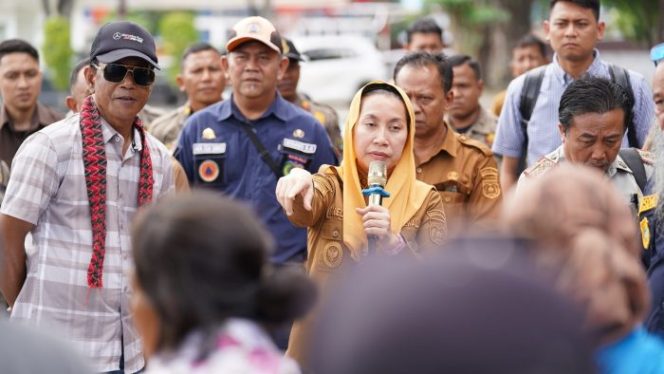 
 Imelda Liliana Muhidin Hadapi Demonstran Penyintas Bencana Palu. Foto: Dok. Pemkot Palu 
