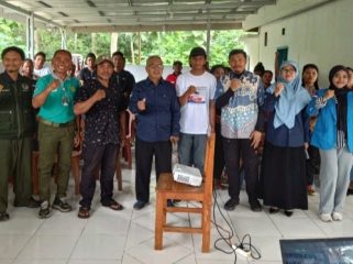 Sosialisasi sistem peringatan dini banjir di Desa Balumpewa, Sigi, bersama tim pengabdian Untad dan Kelompok Siaga Bencana. Foto: Istimewa 