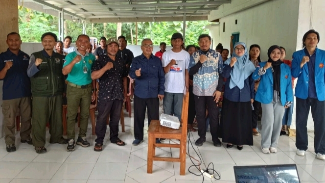 Sosialisasi sistem peringatan dini banjir di Desa Balumpewa, Sigi, bersama tim pengabdian Untad dan Kelompok Siaga Bencana. Foto: Istimewa