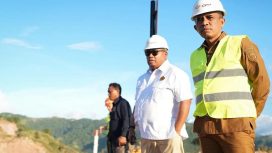 Gubernur Sulawesi Tengah Anwar Hafid bersama Direktur Jenderal Penegakan Hukum (Dirjen Gakkum) Kementerian Energi dan Sumber Daya Mineral (ESDM) RI, Rilke Jeffri Huwae, meninjau kawasan tambang PT Citra Palu Mineral (CPM) di Kelurahan Poboya, Kecamatan Mantikolore, Kota Palu, Senin (13/10/2025). Foto: Tim Media Gubernur Sulteng