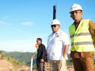 Gubernur Sulawesi Tengah Anwar Hafid bersama Direktur Jenderal Penegakan Hukum (Dirjen Gakkum) Kementerian Energi dan Sumber Daya Mineral (ESDM) RI, Rilke Jeffri Huwae, meninjau kawasan tambang PT Citra Palu Mineral (CPM) di Kelurahan Poboya, Kecamatan Mantikolore, Kota Palu, Senin (13/10/2025). Foto: Tim Media Gubernur Sulteng