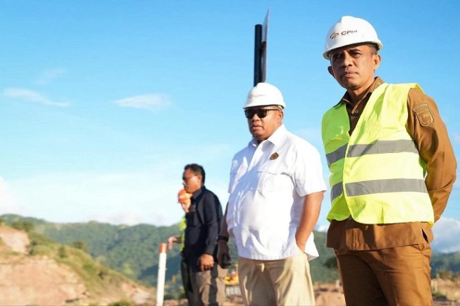 
 Gubernur Sulawesi Tengah Anwar Hafid bersama Direktur Jenderal Penegakan Hukum (Dirjen Gakkum) Kementerian Energi dan Sumber Daya Mineral (ESDM) RI, Rilke Jeffri Huwae, meninjau kawasan tambang PT Citra Palu Mineral (CPM) di Kelurahan Poboya, Kecamatan Mantikolore, Kota Palu, Senin (13/10/2025). Foto: Tim Media Gubernur Sulteng