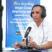 Anwar Hafid memaparkan program Berani Sejahtera lewat siaran radio di Palu. Foto: Tim Media Gubernur Sulteng 