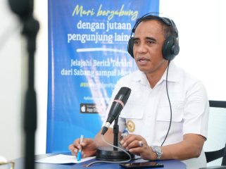 Anwar Hafid memaparkan program Berani Sejahtera lewat siaran radio di Palu. Foto: Tim Media Gubernur Sulteng 