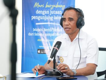 Anwar Hafid memaparkan program Berani Sejahtera lewat siaran radio di Palu. Foto: Tim Media Gubernur Sulteng 