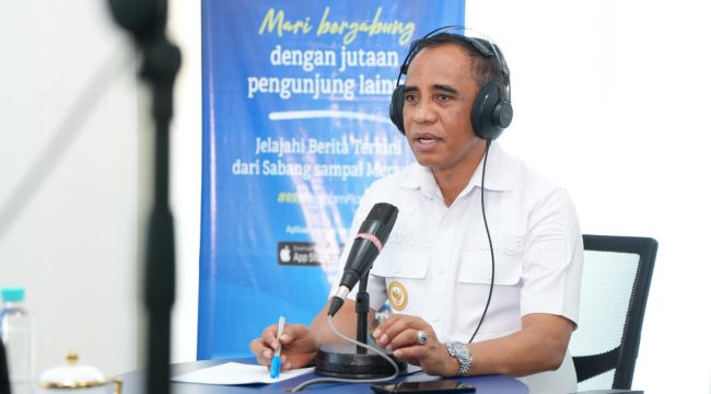 Anwar Hafid memaparkan program Berani Sejahtera lewat siaran radio di Palu. Foto: Tim Media Gubernur Sulteng 