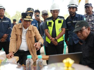 Gubernur Anwar Hafid meninjau progres Kampung Nelayan Merah Putih di Tolitoli. Foto: Tim Media Gubernur Sulteng 