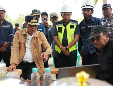 Gubernur Anwar Hafid meninjau progres Kampung Nelayan Merah Putih di Tolitoli. Foto: Tim Media Gubernur Sulteng 