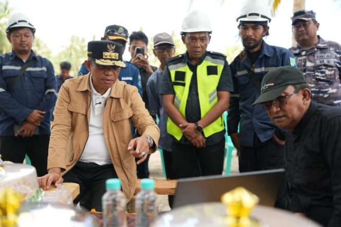 
 Gubernur Anwar Hafid meninjau progres Kampung Nelayan Merah Putih di Tolitoli. Foto: Tim Media Gubernur Sulteng 