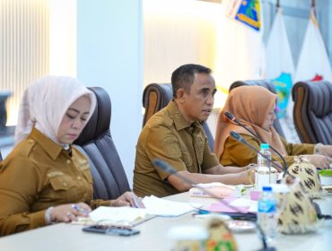 Gubernur Sulawesi Tengah Anwar Hafid memimpin rapat pimpinan bersama Wakil Gubernur dr. Reny Lamadjido dan Sekdaprov Novalina di Ruang Polibu, Kantor Gubernur Sulteng, Senin (6/10/2025). Foto: Tim Media Gubernur Sulteng 
