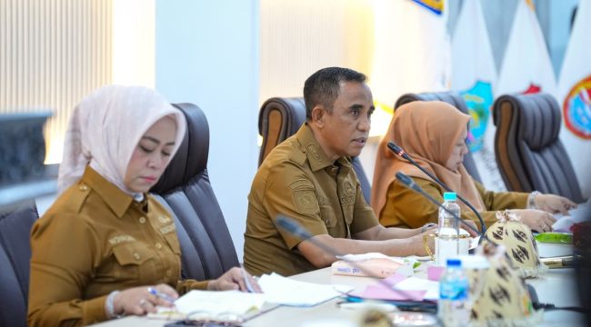 Gubernur Sulawesi Tengah Anwar Hafid memimpin rapat pimpinan bersama Wakil Gubernur dr. Reny Lamadjido dan Sekdaprov Novalina di Ruang Polibu, Kantor Gubernur Sulteng, Senin (6/10/2025). Foto: Tim Media Gubernur Sulteng 