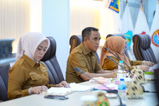
 Gubernur Sulawesi Tengah Anwar Hafid memimpin rapat pimpinan bersama Wakil Gubernur dr. Reny Lamadjido dan Sekdaprov Novalina di Ruang Polibu, Kantor Gubernur Sulteng, Senin (6/10/2025). Foto: Tim Media Gubernur Sulteng 