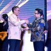 Gubernur Sulawesi Tengah Anwar Hafid menerima Mandaya Awards 2025 dari Menko Pemberdayaan Masyarakat Muhaimin Iskandar di Jakarta. Foto: Pemprov Sulteng
