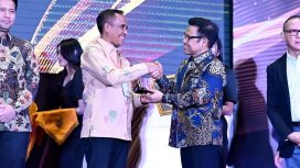 Gubernur Sulawesi Tengah Anwar Hafid menerima Mandaya Awards 2025 dari Menko Pemberdayaan Masyarakat Muhaimin Iskandar di Jakarta. Foto: Pemprov Sulteng