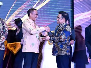 Gubernur Sulawesi Tengah Anwar Hafid menerima Mandaya Awards 2025 dari Menko Pemberdayaan Masyarakat Muhaimin Iskandar di Jakarta. Foto: Pemprov Sulteng 