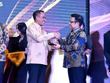 Gubernur Sulawesi Tengah Anwar Hafid menerima Mandaya Awards 2025 dari Menko Pemberdayaan Masyarakat Muhaimin Iskandar di Jakarta. Foto: Pemprov Sulteng 