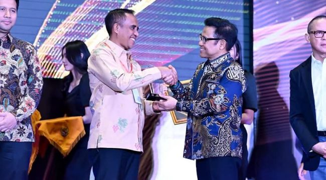 Gubernur Sulawesi Tengah Anwar Hafid menerima Mandaya Awards 2025 dari Menko Pemberdayaan Masyarakat Muhaimin Iskandar di Jakarta. Foto: Pemprov Sulteng 