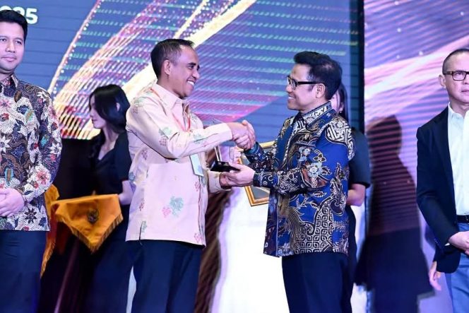 
 Gubernur Sulawesi Tengah Anwar Hafid menerima Mandaya Awards 2025 dari Menko Pemberdayaan Masyarakat Muhaimin Iskandar di Jakarta. Foto: Pemprov Sulteng 