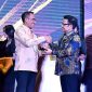 Gubernur Sulawesi Tengah Anwar Hafid menerima penghargaan Mandaya Awards 2025 dari Menko Pemberdayaan Masyarakat Muhaimin Iskandar
