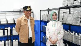 Gubernur Sulawesi Tengah Anwar Hafid bersama Ketua TP-PKK Provinsi Sulteng Sry Nirwanti Bahasoan meninjau kesiapan dapur Program Makan Bergizi Gratis (MBG) di Kecamatan Dondo, Kabupaten Tolitoli, Sabtu (4/10/2025). Tim Media Gubernur Sulteng 