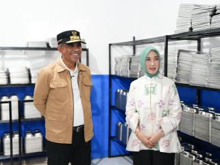 Gubernur Sulawesi Tengah Anwar Hafid bersama Ketua TP-PKK Provinsi Sulteng Sry Nirwanti Bahasoan meninjau kesiapan dapur Program Makan Bergizi Gratis (MBG) di Kecamatan Dondo, Kabupaten Tolitoli, Sabtu (4/10/2025). Tim Media Gubernur Sulteng 