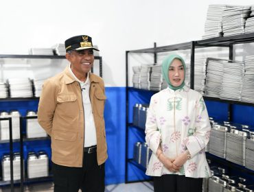 Gubernur Sulawesi Tengah Anwar Hafid bersama Ketua TP-PKK Provinsi Sulteng Sry Nirwanti Bahasoan meninjau kesiapan dapur Program Makan Bergizi Gratis (MBG) di Kecamatan Dondo, Kabupaten Tolitoli, Sabtu (4/10/2025). Tim Media Gubernur Sulteng 