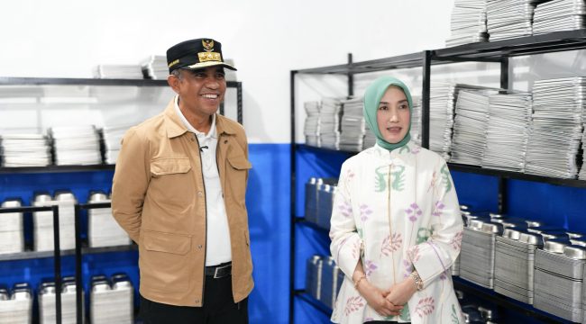 Gubernur Sulawesi Tengah Anwar Hafid bersama Ketua TP-PKK Provinsi Sulteng Sry Nirwanti Bahasoan meninjau kesiapan dapur Program Makan Bergizi Gratis (MBG) di Kecamatan Dondo, Kabupaten Tolitoli, Sabtu (4/10/2025). Tim Media Gubernur Sulteng 