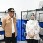 Gubernur Sulawesi Tengah Anwar Hafid dan Ketua TP-PKK Sry Nirwanti Bahasoan meninjau dapur MBG di Kecamatan Dondo, Tolitoli. Foto: Tim Media Gubernur Sulteng