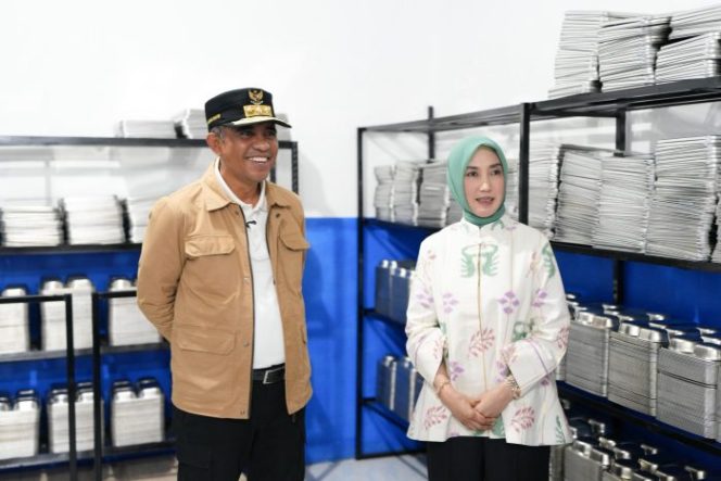 
 Gubernur Sulawesi Tengah Anwar Hafid bersama Ketua TP-PKK Provinsi Sulteng Sry Nirwanti Bahasoan meninjau kesiapan dapur Program Makan Bergizi Gratis (MBG) di Kecamatan Dondo, Kabupaten Tolitoli, Sabtu (4/10/2025). Tim Media Gubernur Sulteng 