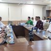 Bupati Parigi Moutong Erwin Burase menyerahkan proposal pengembangan transportasi daerah kepada Dirjen Perhubungan Darat Aan Suhanan di Jakarta, Rabu (22/10/2025). Foto: Pemda Parimo
