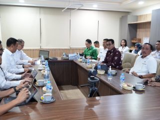 Bupati Parigi Moutong Erwin Burase menyerahkan proposal pengembangan transportasi daerah kepada Dirjen Perhubungan Darat Aan Suhanan di Jakarta, Rabu (22/10/2025). Foto: Pemda Parimo