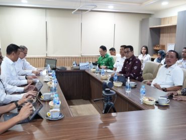 Bupati Parigi Moutong Erwin Burase menyerahkan proposal pengembangan transportasi daerah kepada Dirjen Perhubungan Darat Aan Suhanan di Jakarta, Rabu (22/10/2025). Foto: Pemda Parimo
